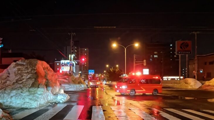 札幌雪道ドライブ 消防車の緊急走行 指揮車のイエルプサイレンが鳴り響く