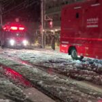 雪の中を緊急走行する消防車🚒❄