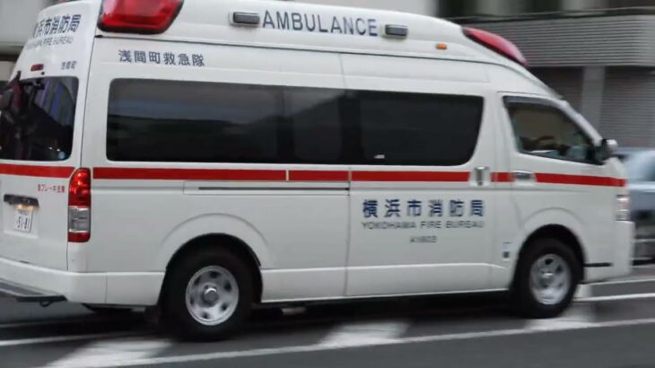 救急車、サイレンを鳴らして緊急走行【4K】