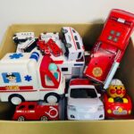 【救急車と消防車】を箱にまとめ、坂道を走らせる☆[Ambulance and fire engine] are packed in a box and driven down the slope.