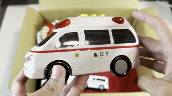 救急車のミニカーが走る！サイレンあり！緊急走行。Ambulance miniature car makes an emergency run! With siren #5