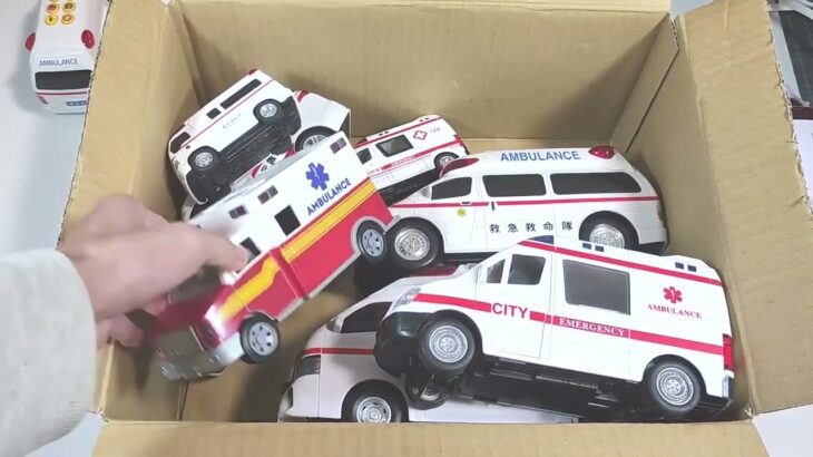 救急車ミニカーが走る！坂道緊急走行テスト！Ambulance miniature car runs! Emergency driving test! With siren