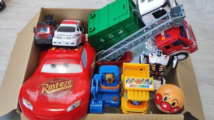 救急車や消防車、働く車が坂道を緊急走行!!#おもちゃ #ミニカー #車 #takaratomy #はたらくくるま #minicar