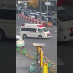 大阪駅前を緊急走行する救急車（大阪市消防局）