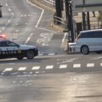 もう遅いｗｗｗ黄色実線を跨いだ瞬間、ほぼ真正面に居るパトカーに気付き元の車線に戻るも後の祭りだった初心者マークのエスティマ!!