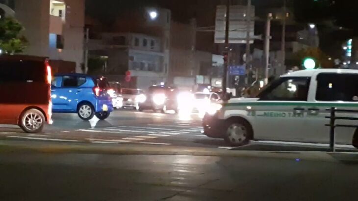 沖縄警察署から警らパトカーと新型220系クラウン緊急走行