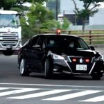 高級車のベンツさんが覆面パトカーの目の前で信号無視！埼玉県警の交通機動隊が一瞬で捕まえてしまう！