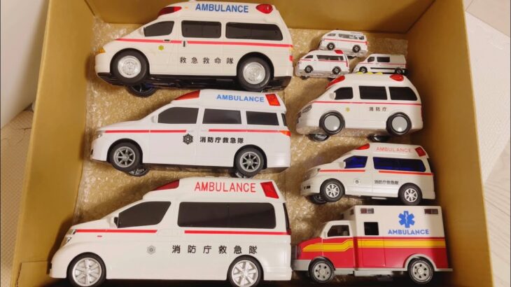 はたらくくるま救急車ミニカーが坂道を緊急走行するよ。トミカも少しだけ登場A miniature ambulance car will make an emergency run up a slope.