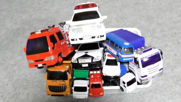 救急車　ミニカー走る　緊急走行テスト　サイレン鳴る　Ambulance miniature car runs in an emergency with sirens sounding