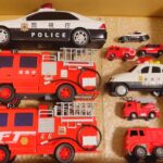 はたらくくるまの消防車とパトカー坂道を緊急走行。救急車はお仕事中です。Miniature fire engine and police car emergency run