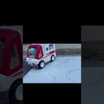 救急車のミニカー走る！緊急走行テストサイレン有りで坂道走行　Ambulance miniature car running! Emergency Driving Test Slope Running