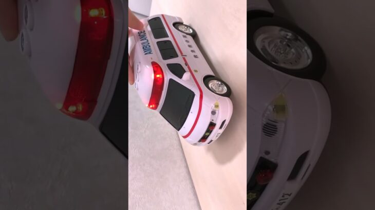 救急車のミニカー走る。緊急走行テスト。坂道走る☆Ambulance minicar runs in an emergency! Slope driving test