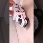 救急車（ミニカー）たちが坂道走る。緊急走行テスト。サイレン鳴る！ Ambulance minicar runs on a slope! Emergency driving test.