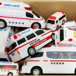 救急車のミニカーが緊急走行！サイレン鳴らして走る☆Ambulance minicar runs urgently! Sounds the siren and runs