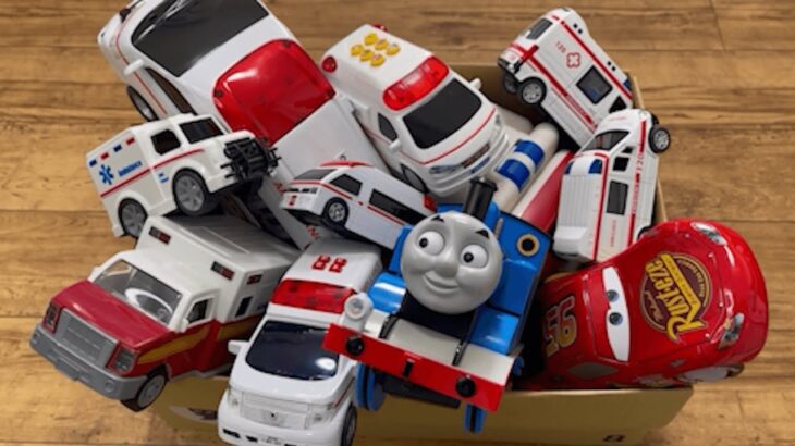 たくさんの救急車とThomasやcarsが大集合⭐︎坂道緊急走行テスト⭐︎A huge collection of toy cars for toddlers and children!
