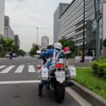 ど迫力！緊急走行のパトカーは踏切で一時停止するの？ / 首都高で白バイによる取り締まりはある！？