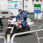 なかなか渡らない歩行者に痺れを切らした車が！！妨害された歩行者が「可哀想…」と呟きながらも、違反車は捕まる！【白バイ歩行者妨害取り締まり】