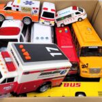 救急車とバスのミニカーが走る！緊急走行！坂道走行。Ambulance and Bus miniature cars run! Emergency driving! Hill driving