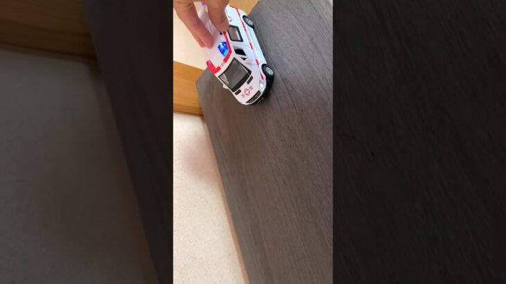 救急車が坂道を走る！緊急走行テスト！｜Go! Go! Ambulance 🚑️ Mini Cars Zooming Down the Slope! #minicar #toys #サイレン