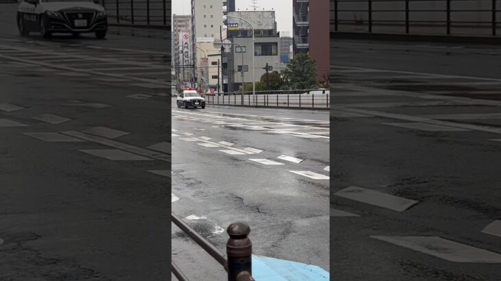 【大阪府警察】阪急中津駅前を緊急走行するパトカー