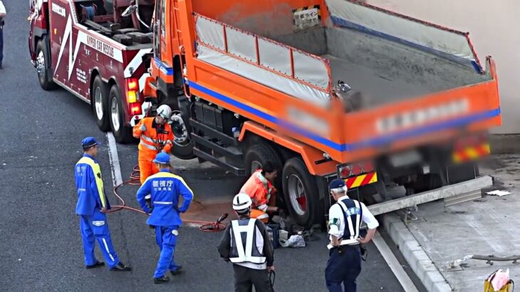 ダンプカーが高速道路の橋脚に激突した事故現場に遭遇した瞬間