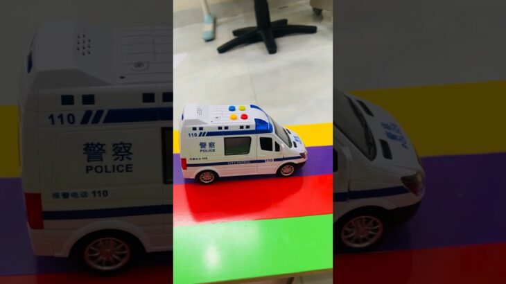 救急車（ミニカー）たちが坂道走るよ！緊急走行テスト！サイレン鳴る☆Ambulance minicar runs on a slope! Emergency driving test.