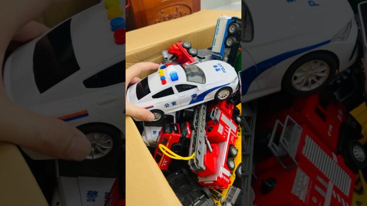 救急車（ミニカー）たちが坂道走るよ！緊急走行テスト！サイレン鳴る☆Ambulance minicar runs on a slope! Emergency driving test.