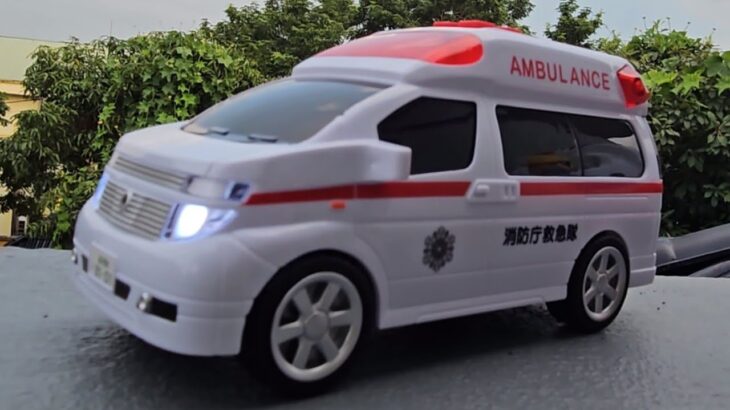 たくさんの 「救急車」を箱にまとめ、坂道を走らせた。緊急走行テスト|”Ambulance”Minicar runs in an emergency.Slope drivingtest