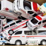 救急車（ミニカー）たちが走るよ！緊急走行テスト。坂道走行です☆ Ambulances minicar runs! Emergency driving test