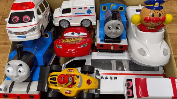 救急車ミニカーたちが緊急坂道走行☆サイレンも鳴るよ♫ Miniature ambulance cars make emergency runs uphill☆They even have siren!