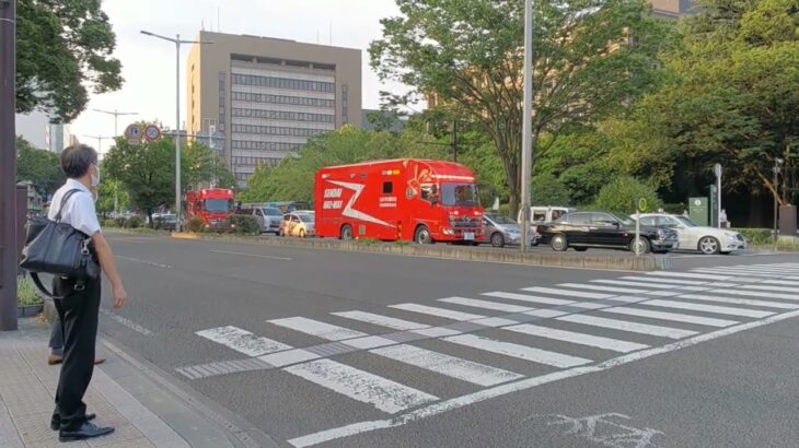 【特殊災害対応車】渋滞をかき分け緊急走行する救助車（仙台市消防局）