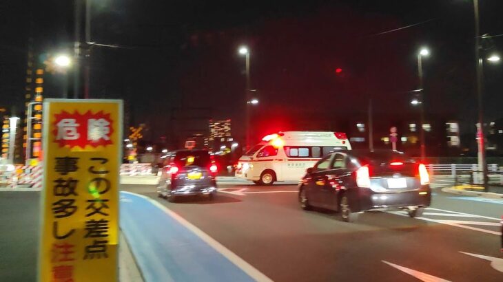 緊急走行の救急車が踏切通過 今日1時間位の間に緊走中の救急車4台も見たんだが