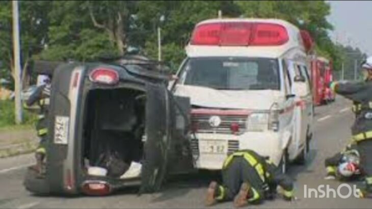 田んぼに転落…緊急走行中の救急車が交差点で乗用車と衝突 搬送していた患者1人を含む計5人がケガ