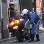 フットスペースにバックを置いて走行していた原付が白バイに止められメジャー（巻き尺）で測った後、乗車積載方法違反で検挙の一部始終!!Japanese Motorcycle police