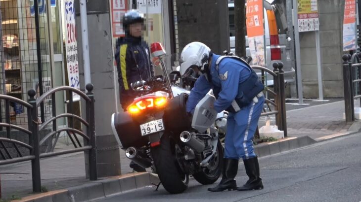 フットスペースにバックを置いて走行していた原付が白バイに止められメジャー（巻き尺）で測った後、乗車積載方法違反で検挙の一部始終!!Japanese Motorcycle police