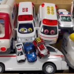 救急車ミニカーが緊急走行テスト♫サイレンも鳴る☆ Miniature ambulance car undergoes emergency driving test♫Siren also sounds☆