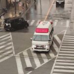 【救急車緊急走行】ゲリラ豪雨で激しい雨が降る中の大正駅前を通過する、大阪市消防局の救急車