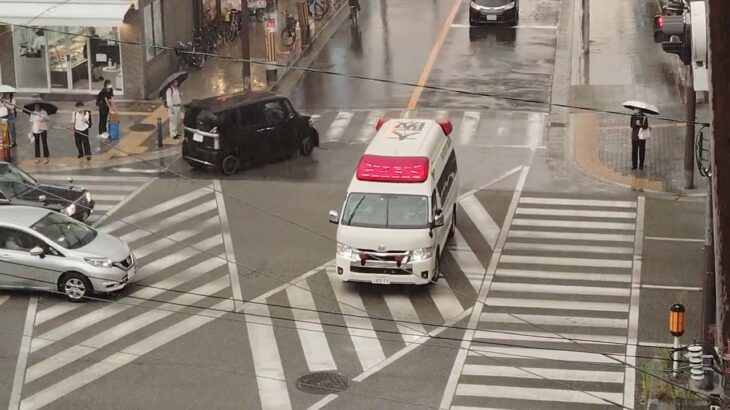 【救急車緊急走行】ゲリラ豪雨で激しい雨が降る中の大正駅前を通過する、大阪市消防局の救急車