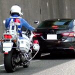 白バイが速度違反のカムリを検挙‼️ 捕まった車が危険な行動⁉️　[警察 取り締まり]