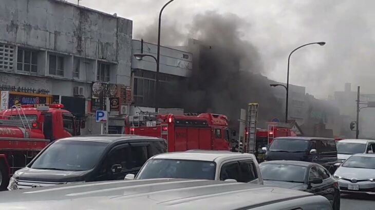 沖縄市ゲート通りバイク店建物火災現場消防車や新型220系クラウンパトカーと中部徳洲会病院DМ(ディーマット)ドクターカー現場に緊急走行現場到着。