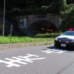 緊急走行で交通事故現場に急行するパトカー2台　policecar