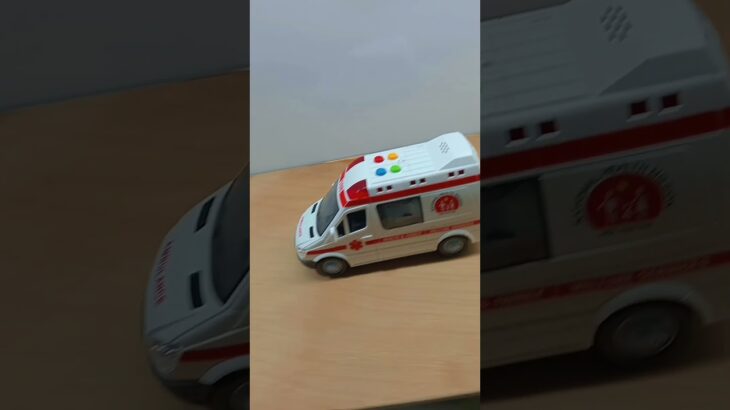 たくさんの『救急車』を箱にまとめ、坂道を走らせます☆緊急走行テスト！ “Ambulance” Minicar runs on a slope. Emergency driving #shorts