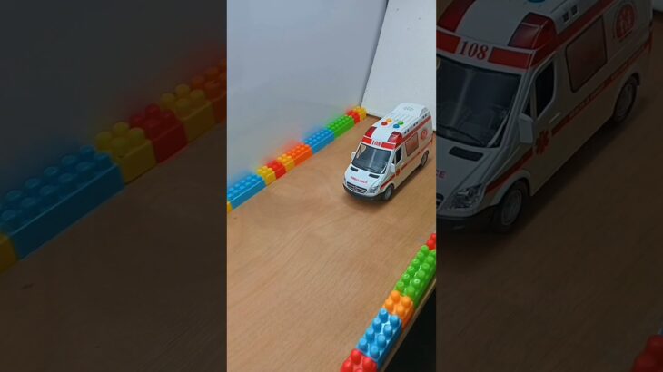 たくさんの『救急車』を箱にまとめ、坂道を走らせます☆緊急走行テスト！ “Ambulance” Minicar runs on a slope. Emergency driving #shorts