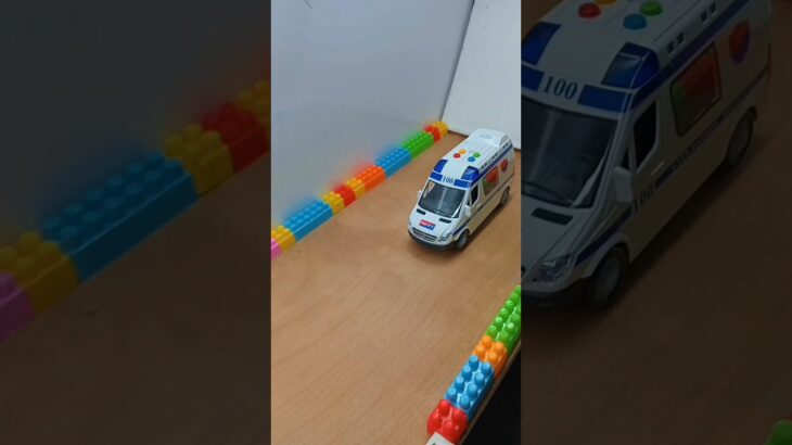 たくさんの『救急車』を箱にまとめ、坂道を走らせます☆緊急走行テスト！ “Ambulance” Minicar runs on a slope. Emergency driving #shorts