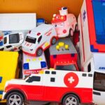 救急車の大小様々なミニカーが走る！サイレンあり☆坂道で緊急走行☆ Ambulance Minicars of various sizes run.