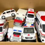 救急車のミニカーが走る。緊急走行。サイレン鳴る｜Ambulance minicar is running. Emergency driving with sirens sounding.