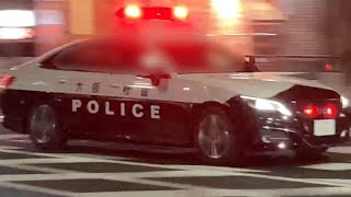 トヨタ 220系クラウン 大阪府警 箕面警察署 警邏パトカー（箕面2号） 萱野4丁目付近を緊急走行