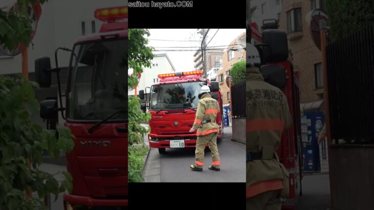 これは誘導ないと厳しい！？消防車、激狭路地をバック!!A fire engine backs up a narrow alley!!#shorts