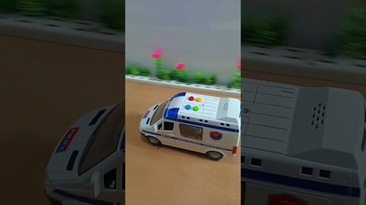 たくさんの『救急車』を箱にまとめ、坂道を走らせます☆緊急走行テスト！ “Ambulance” Minicar runs on a slope. Emergency driving #shorts