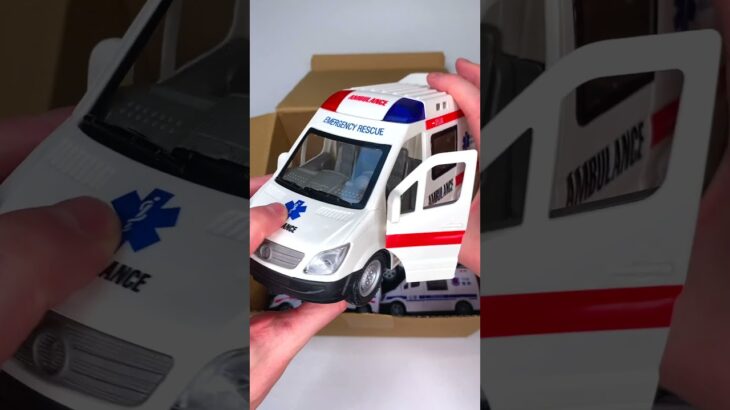 救急車の大小様々なミニカーが走る！サイレンあり！坂道で緊急走行☆ Ambulance Minicars of various sizes run